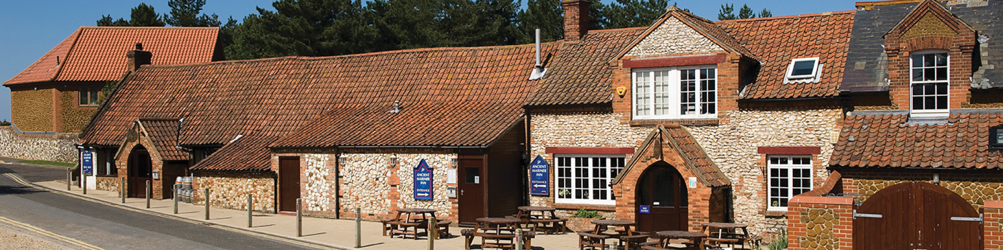 The Mariner Inn Pub by the sea